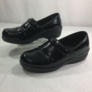 Savvy Black Crinkle Nursing Clogs